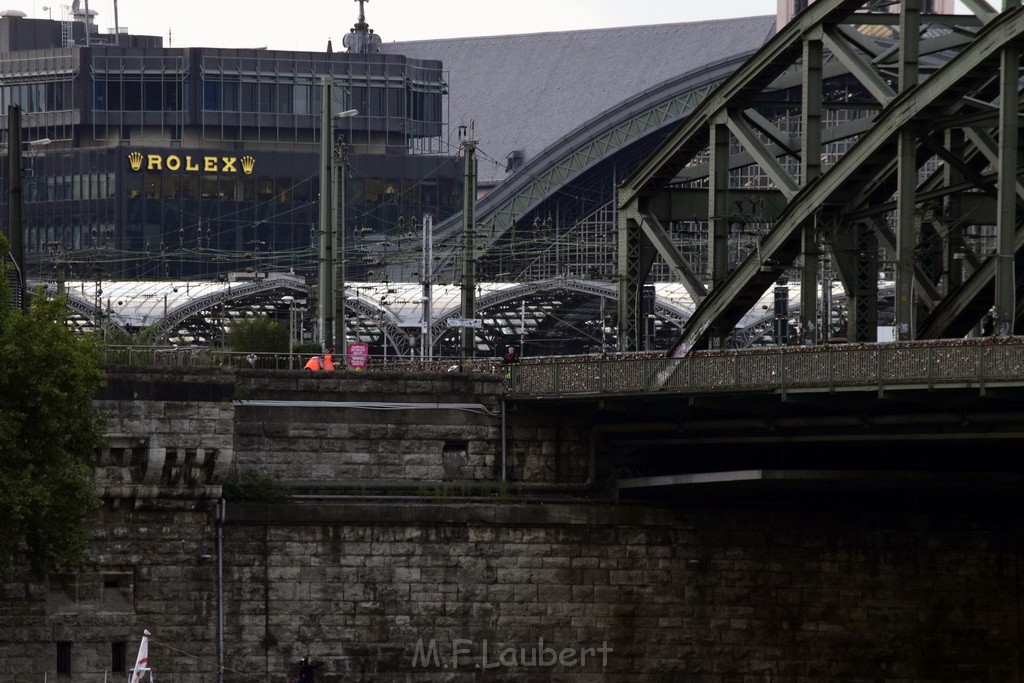 PSpringt kein Suizid Brueckenspringer Koeln Hohenzollernbruecke P268.JPG - Miklos Laubert